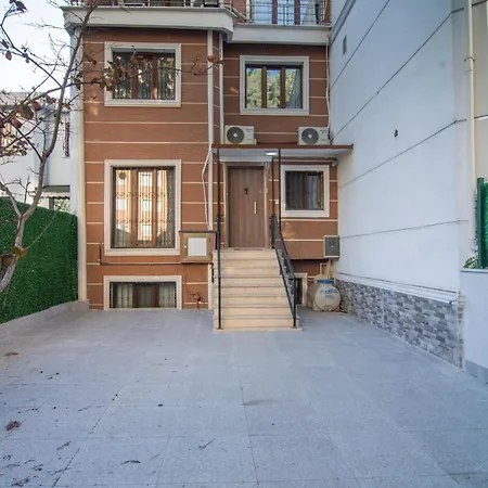 Cozy 1br With Inviting Balcony Appartement *