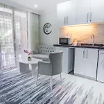 Cozy 1br With Inviting Balcony *